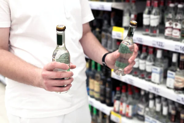 Tonåringen Håller Vodka Sina Händer Det Inre Butiken — Stockfoto