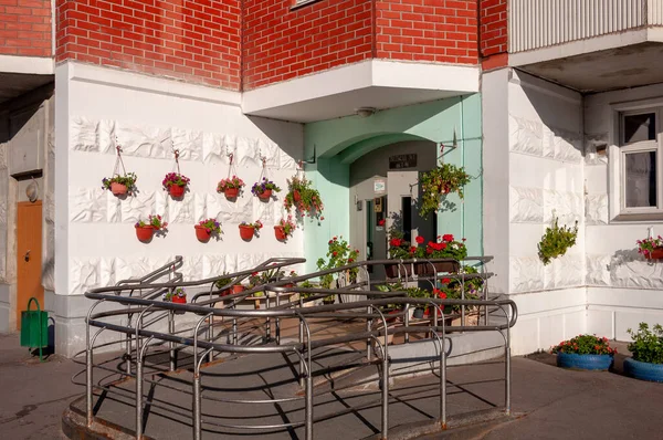 Entrada Para Edifício Residencial Vários Andares Decorado Com Flores Frescas — Fotografia de Stock