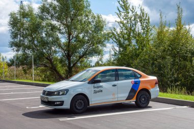 Moskova, Rusya - Eylül 06. 2021 yılı. Otoparkta bir araba paylaşımı Yandex Drive