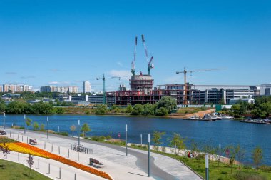 Krasnogorsk, Rusya - 22 Temmuz. 2021 yılı. Barajın ve inşaat halindeki ofis binasının manzarası