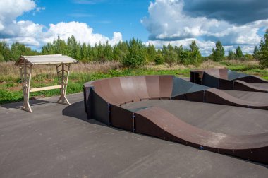 Bisiklet, scooter, kaykay ve paten sürüşleri için pompa pisti.