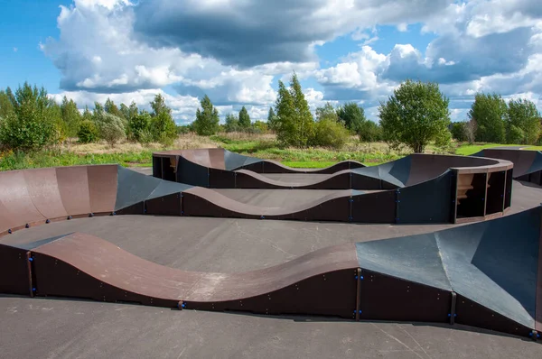 Pumptrack Für Extremfahrten Auf Fahrrädern Rollern Skateboards Und Rollerblades — Stockfoto