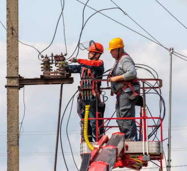 Gryazi, Rusya - 23 Ağustos. 2021 yılı. Rosseti 'nin elektrikçileri Rusya ve dünyanın en büyük enerji şirketi.