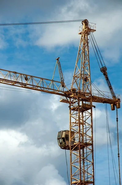 One Old Building Crane Sky Background — Stock Photo, Image
