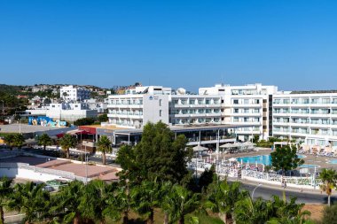 Protaras, Kıbrıs - 12 Ekim. 2019. Sahildeki tatil köylerinin panoraması.