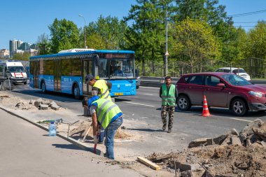 Moskova, Rusya - 9 Mayıs. 2018 - İşçiler yol boyunca Zelenograd 'a kaldırım döşedi