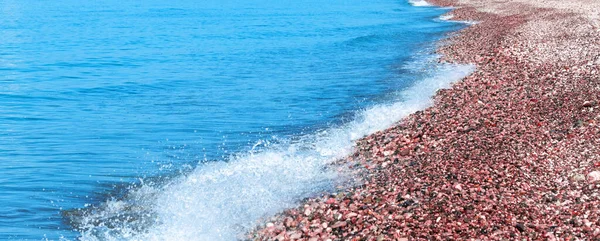 Фрагмент Морского Побережья Красной Галькой — стоковое фото
