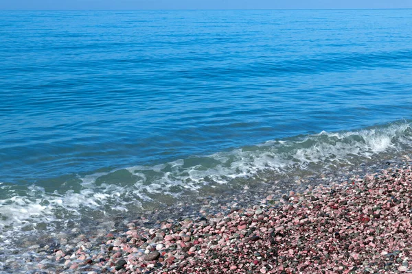 Фрагмент Морского Побережья Красной Галькой — стоковое фото