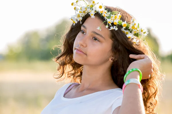 Menina bonita em um campo no dia de verão — Fotografia de Stock