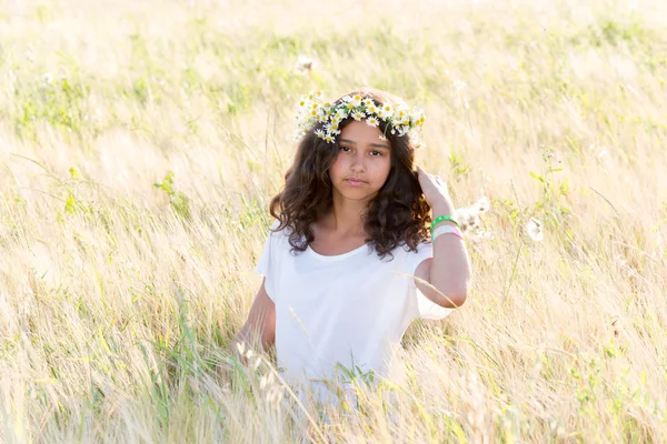 Menina bonita em um campo no dia de verão — Fotografia de Stock
