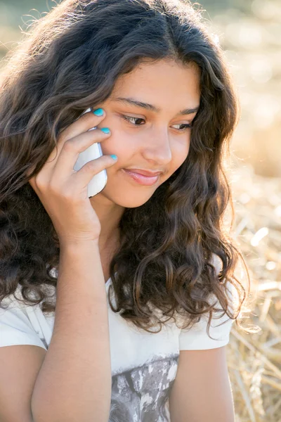 Dospívající dívka mluví po telefonu venku — Stock fotografie