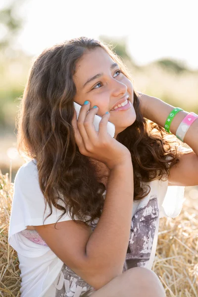 Έφηβος κορίτσι μιλάει στο τηλέφωνο σε εξωτερικούς χώρους — Φωτογραφία Αρχείου