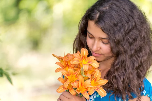 Fille avec un bouquet de lis dans le parc — Photo