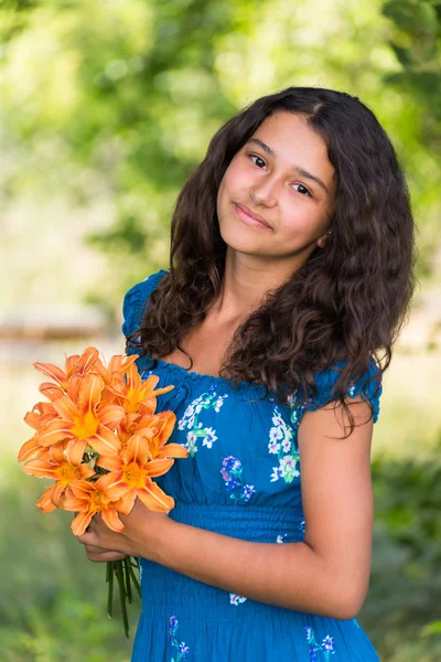 Menina com um buquê de lírios no parque — Fotografia de Stock