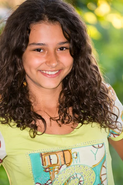 Joven chica bonita con un pelo rizado al aire libre — Foto de Stock