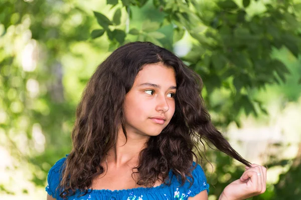 Beautiful girl in a park on summer day — Stock Photo, Image