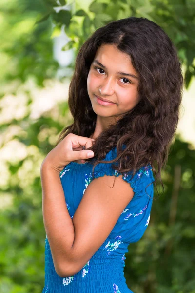 Menina bonita em um parque no dia de verão — Fotografia de Stock