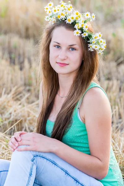 Teen girl with a wreath of daisies in  field — Stock Photo, Image
