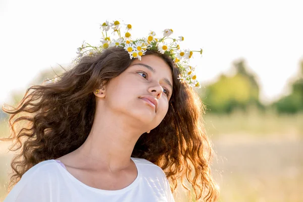 ヒナギクの花輪を持つ十代の少女 — ストック写真