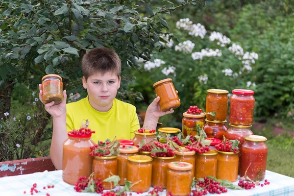 Мальчик и домашние консервы овощи в природе — стоковое фото