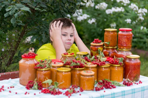 Chlapec a domácí konzervovaná zelenina v přírodě — Stock fotografie