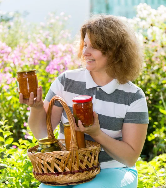 Casalinga con conserve fatte in casa in giardino — Foto Stock