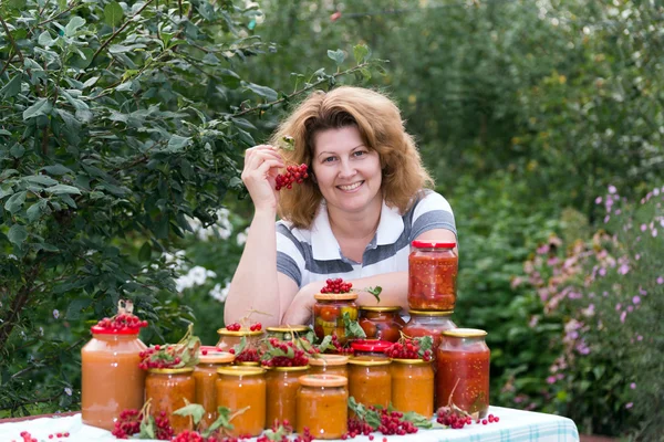 Casalinga con conserve fatte in casa in giardino — Foto Stock