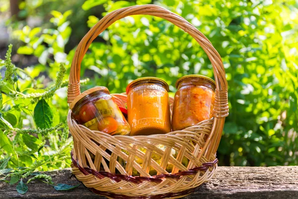 枝編み細工品バスケットの自家製缶詰の野菜 — ストック写真