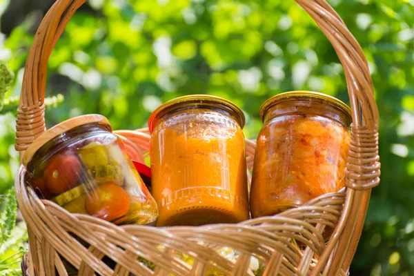 Légumes en conserve maison dans un panier en osier — Photo