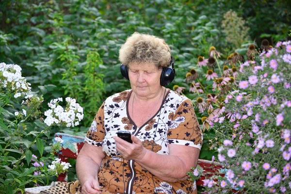 Зрелая женщина слушает музыку — стоковое фото