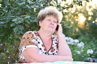 cep telefonu middleaged kadın görüşmeler