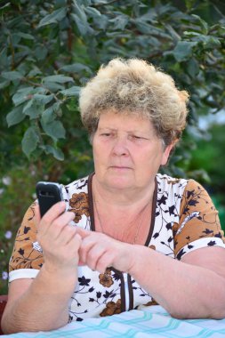 cep telefonu middleaged kadın görüşmeler