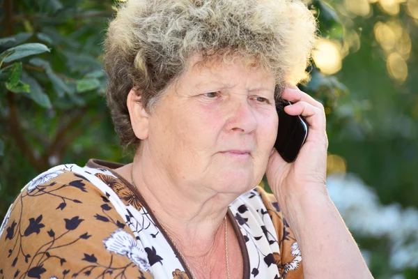 Middleaged nő beszél-a mozgatható telefon — Stock Fotó