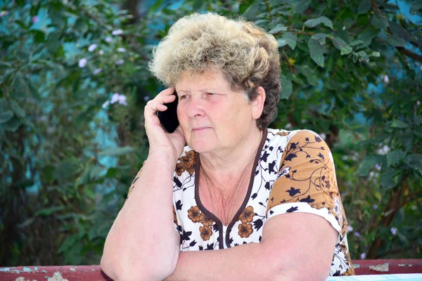 Middleaged nő beszél-a mozgatható telefon — Stock Fotó