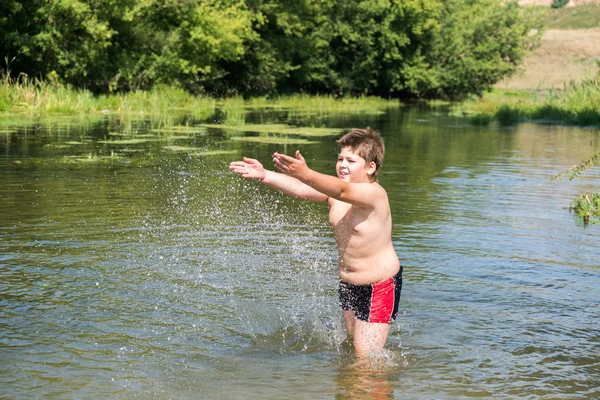 Full 10 años chico nadar en río — Foto de Stock