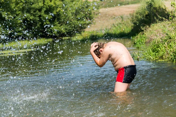 Pełne 10 lat chłopiec popływać w rzece — Zdjęcie stockowe