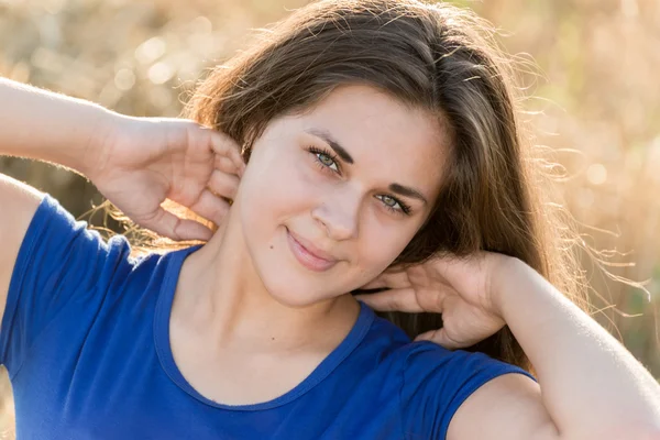 Portrait de jeune fille aux cheveux longs dans la nature — Photo