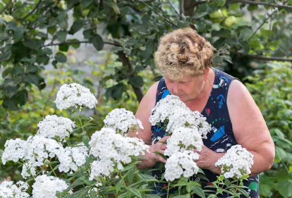 Çiçek Bahçesi ile olgun kadın — Stok fotoğraf