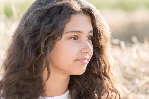 十几岁的女孩，与对自然的黑色卷发 — 图库照片