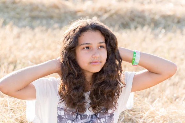 Menina adolescente com cabelos escuros encaracolados na natureza — Fotografia de Stock
