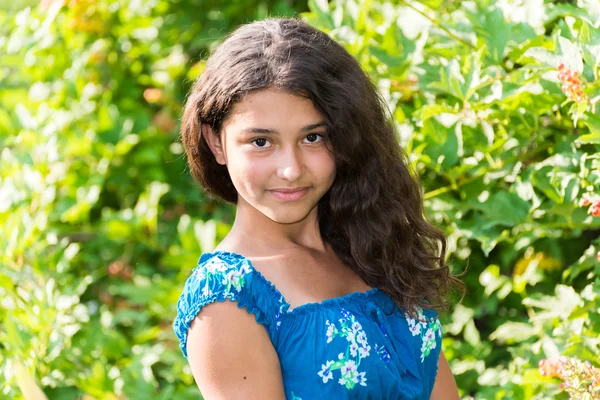 Jovem menina bonita com cabelo encaracolado ao ar livre — Fotografia de Stock