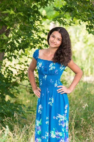 Jovem menina bonita com cabelo encaracolado ao ar livre — Fotografia de Stock