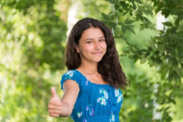 Adolescente chica mostrando signo en la naturaleza — Foto de Stock