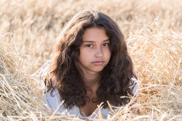 Teen flicka med mörkt lockigt hår på naturen — Stockfoto