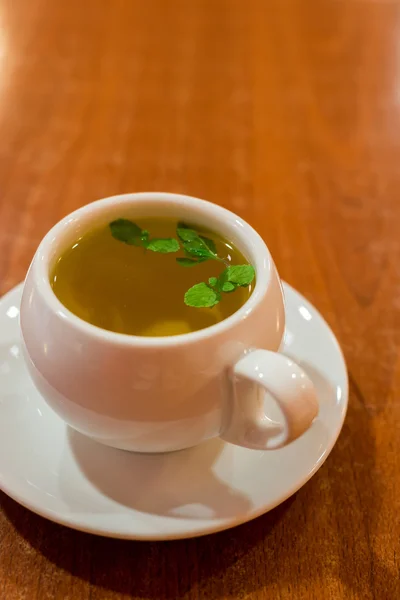Taza de vidrio con té verde y menta — Foto de Stock