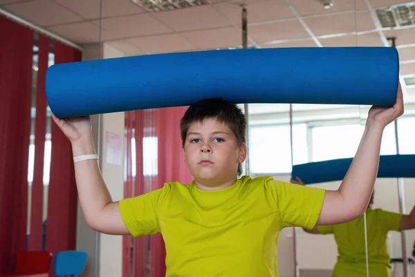Junge turnt im Fitnessstudio — Stockfoto