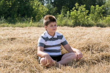 Sonbahar alan çocuk