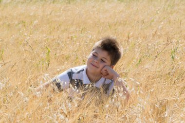 Sonbahar alan çocuk