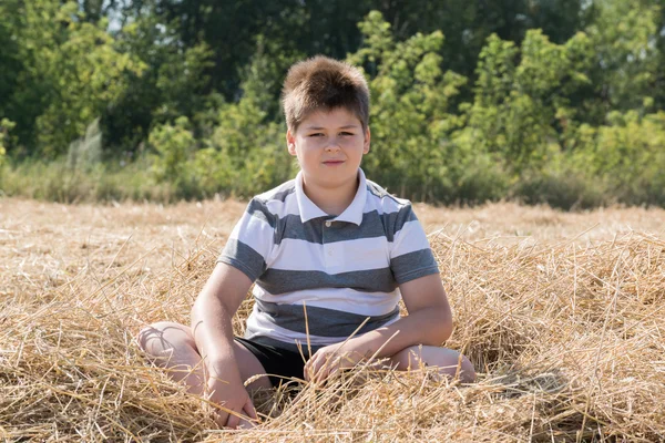 O menino no campo de outono — Fotografia de Stock