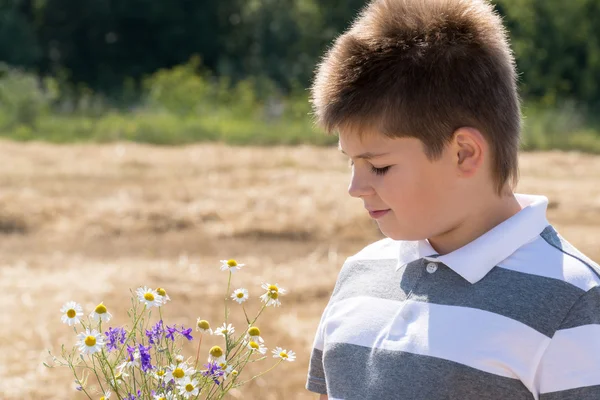 De jongen in de herfst veld — Stockfoto